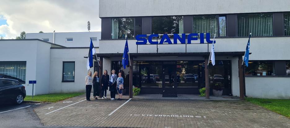 The image shows a Scania VANA-SAUGA 40 bus, numbered 1911, parked outside a building with people standing around.

AI-generated content may be incorrect.